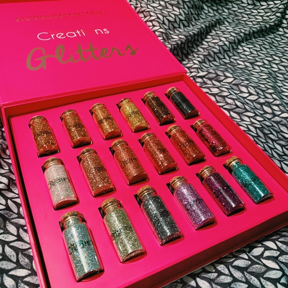 NWT Selling a glitter Collection for eyes. - Picture 3 of 3